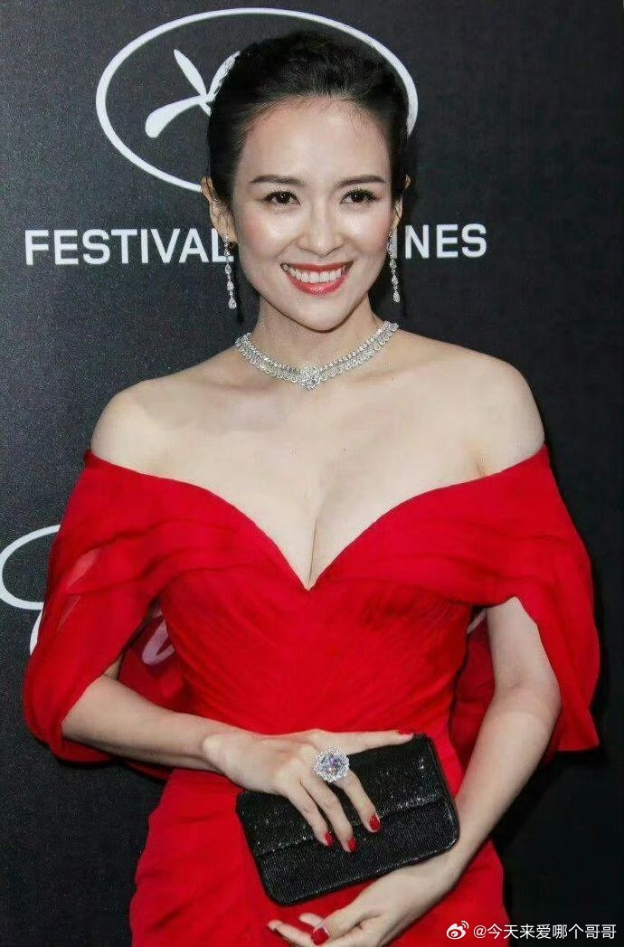 章子怡是不是做了啥项目，谁敢信上面两张图到下面两张是不到一年的变化，她去年戛纳还
