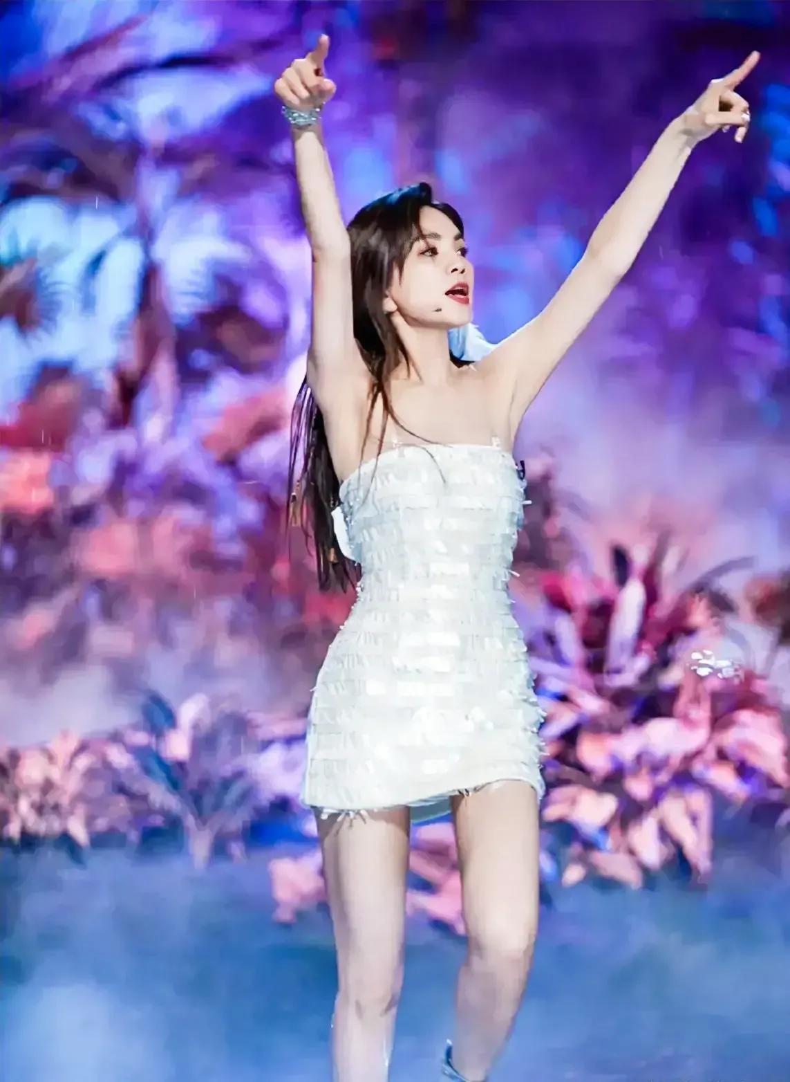 ella也太美了，这还是当年的假小子吗？

ella是SHE最幸福的人，婚姻幸福