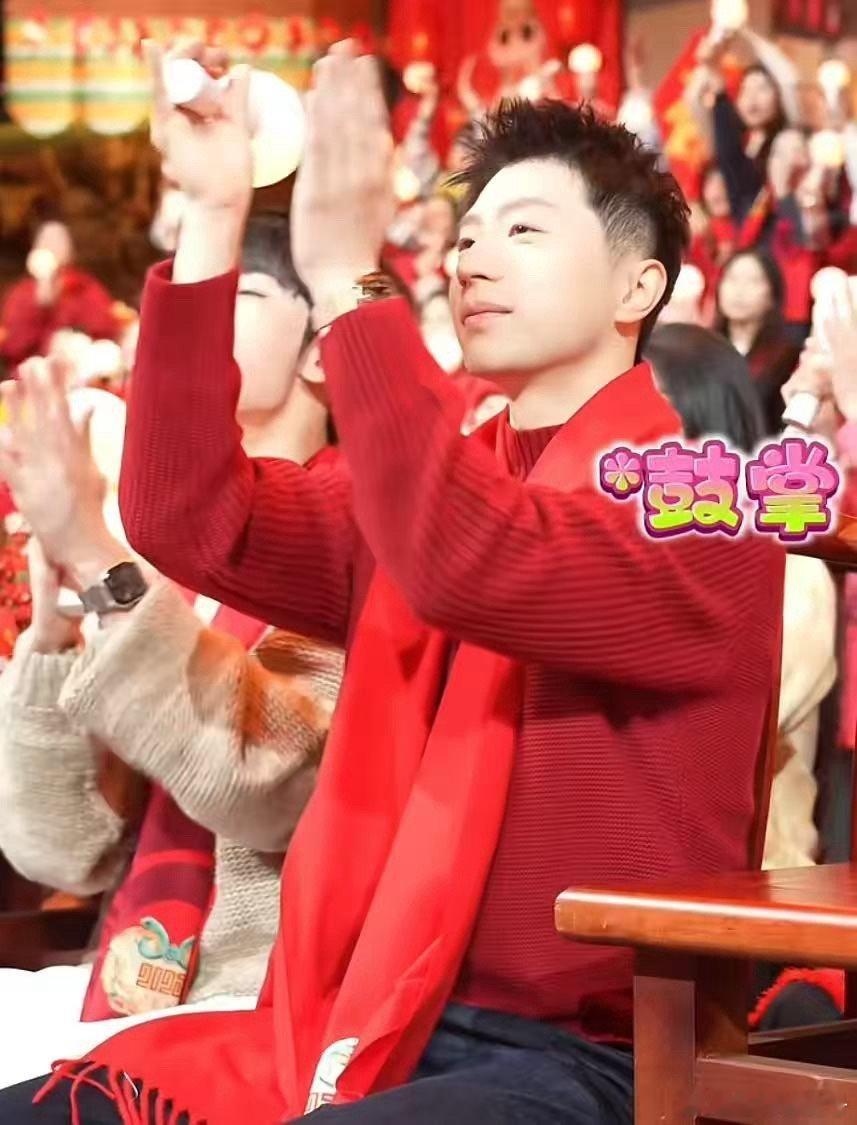 马龙新年大片 镜头里马龙一袭红装迎新春，尽显国乒领军者的风范！二十余载乒坛生涯，