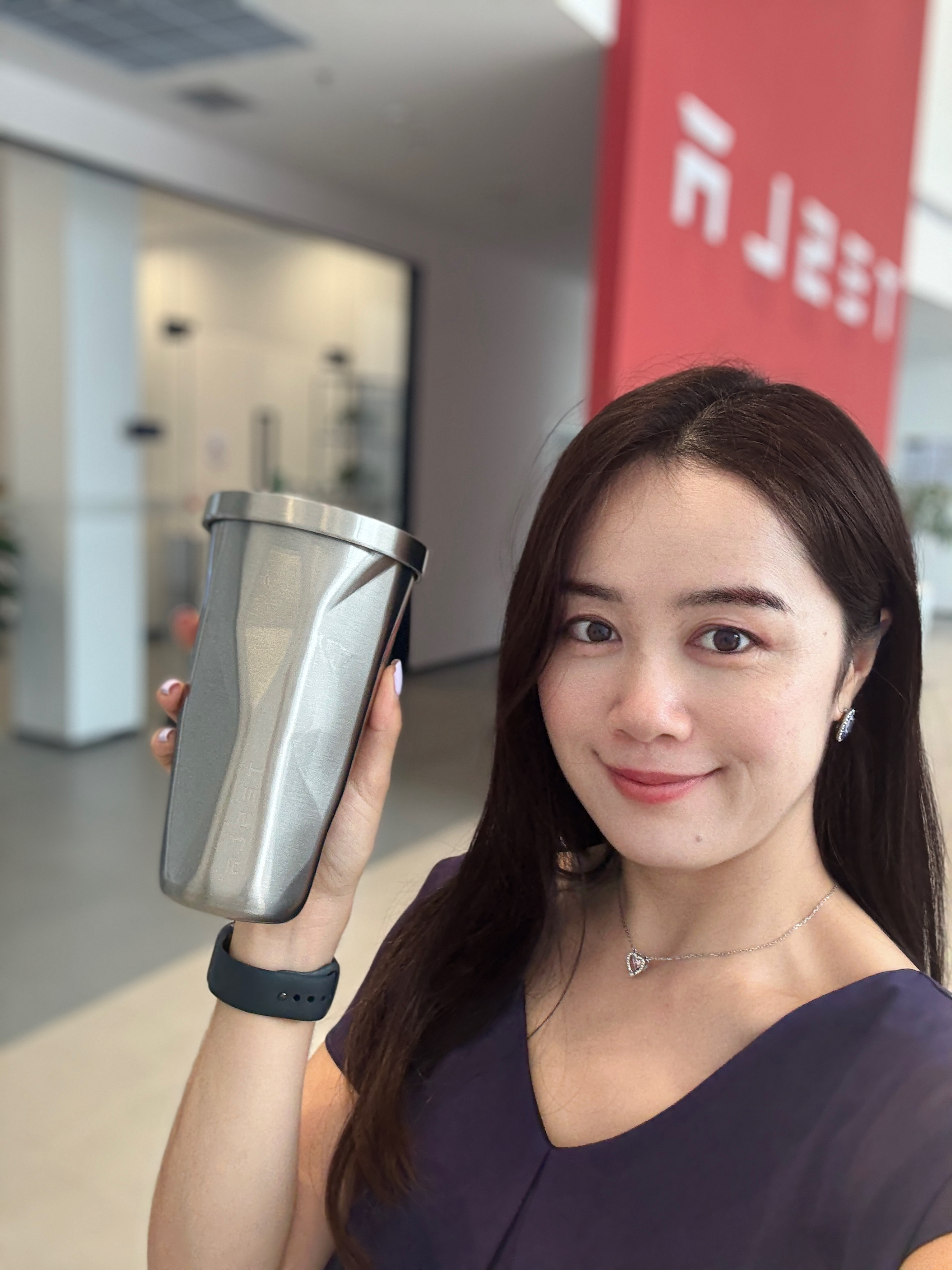 get特斯拉 不锈钢水杯人形机器人，过两天给大家分享特斯拉Y L的我的静态体验感