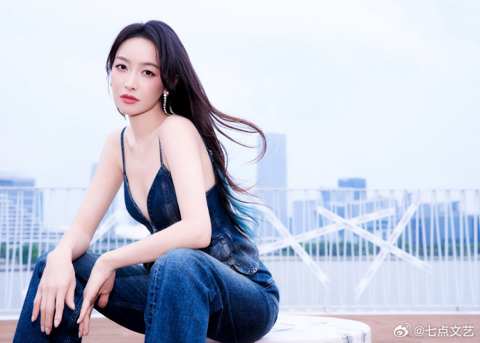 宋茜牛仔吊带酷飒造型 宋茜的牛仔时尚感宋茜把牛仔穿成范本！深蓝吊带设计感十足，深
