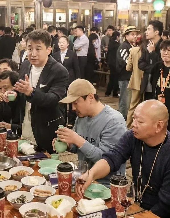 乌镇戏剧节长街宴，黄磊和沈腾坐在一起。看黄磊的手势，就感觉他又准备说教了[捂脸]