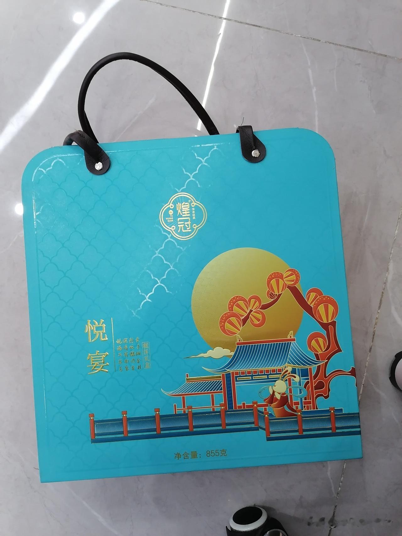 月饼工厂
是怎么挺过来的？
感觉现在超市的月饼都堆成山了！

我昨天和闺蜜去逛超