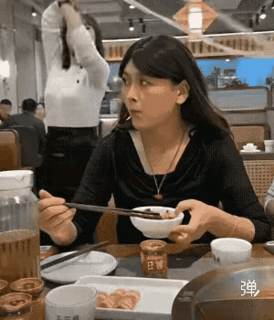 原来如此，美女秃头戴着假发，被人弄掉后，引得饭店其余顾客笑得合不拢嘴。