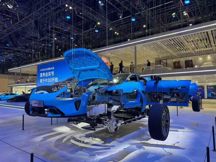 小米把新车“拆碎了”给你看，这招比请代言人狠多了
说实话，车展上新车见多了，但像