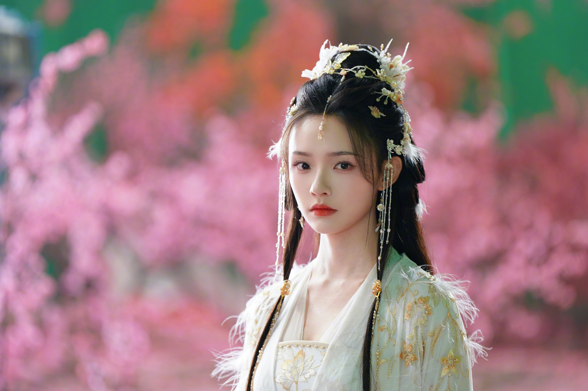 林允 那年杏花微雨  林允这剧照太美了！《水龙吟》阿谁穿绣金白衣，珠花羽毛头饰精
