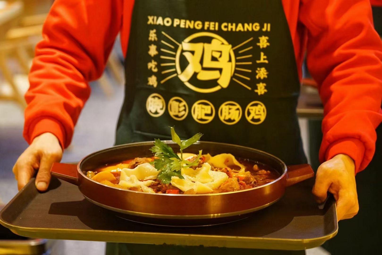 晓彭肥肠鸡北城天街店菜品配备科学惨，绍午可选热络络的砂锅菜，红烧肉、三鲜丸子、肉