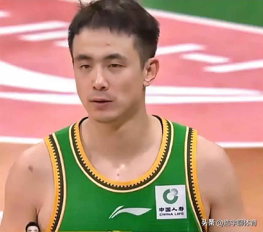 千万别被乌戈骗了，这才是赵继伟打替补的真正原因。
乌戈执教辽篮后，有个非常大的变