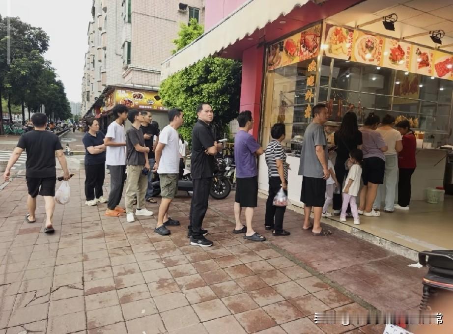 换作是你，会为了一口爱吃的烧腊专门排队吗
这家街边烧腊店，一到傍晚就排起长队，不
