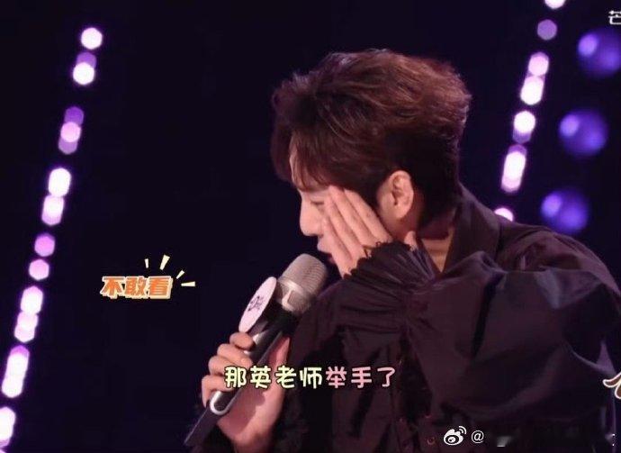 何炅被那英举手吓得ptsd了声鸣远扬何炅真的太可爱了！被突然举手吓到的反应，像个