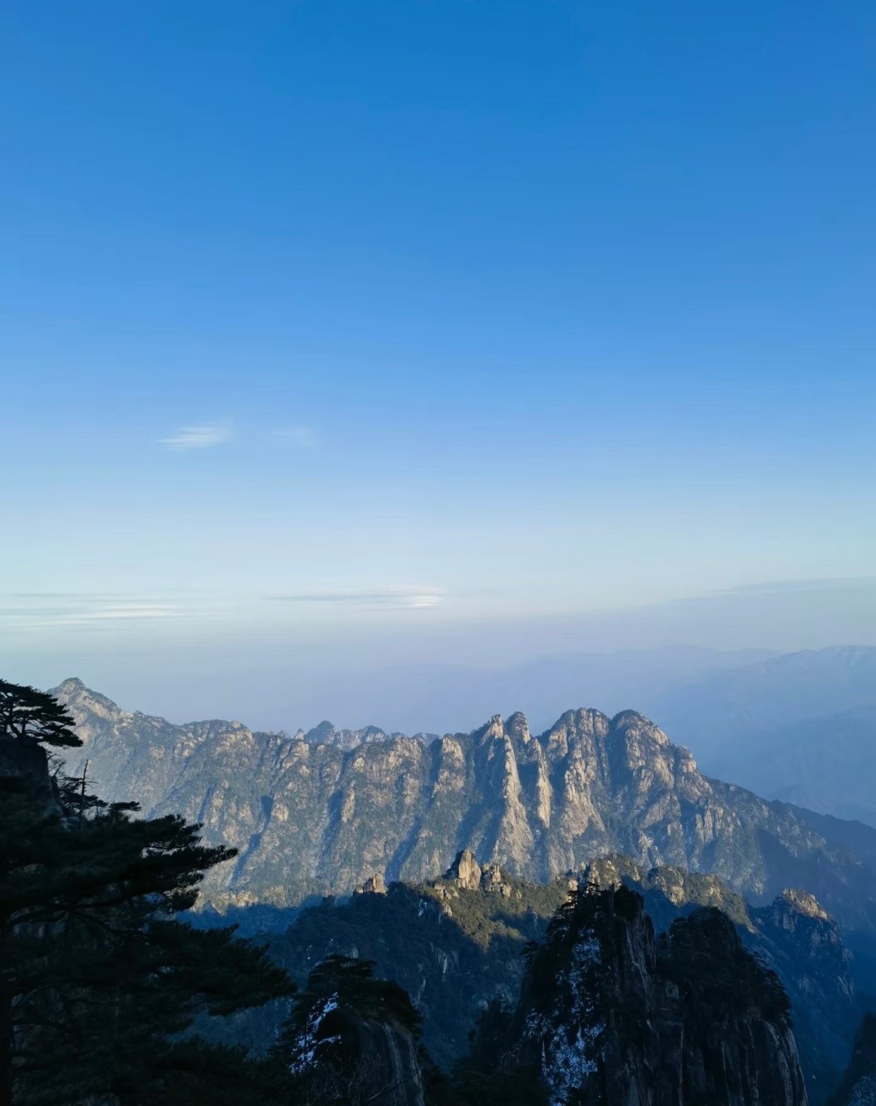 坏情绪爬一座山就能治好就喜欢这种累死累活还没有退路的感觉。感受山野的风，感受空旷