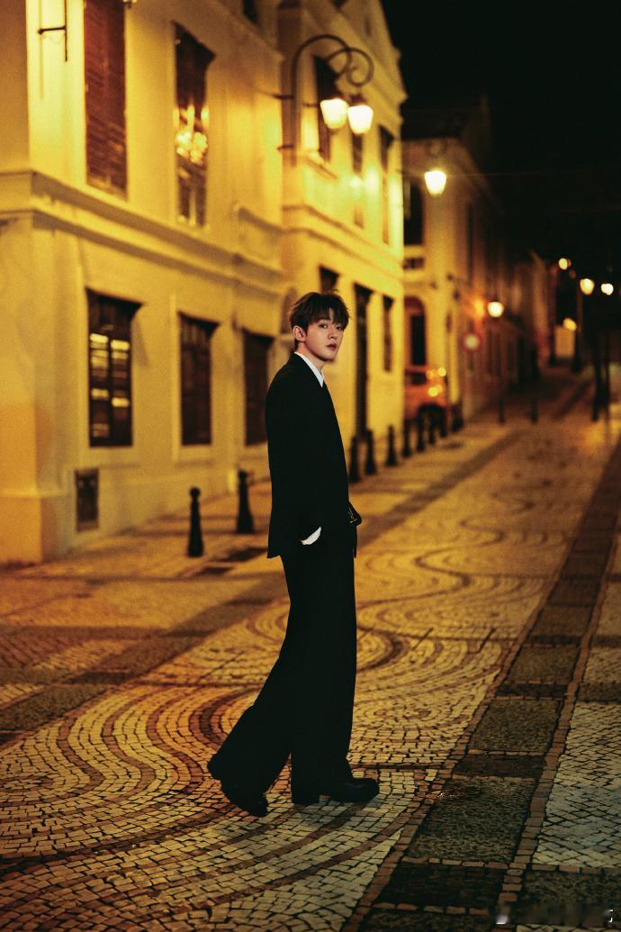 邓为旧巷来信  邓为旧巷来信的氛围感直接就已经拉满了呀，尖叫之夜的暗夜王子来了呀