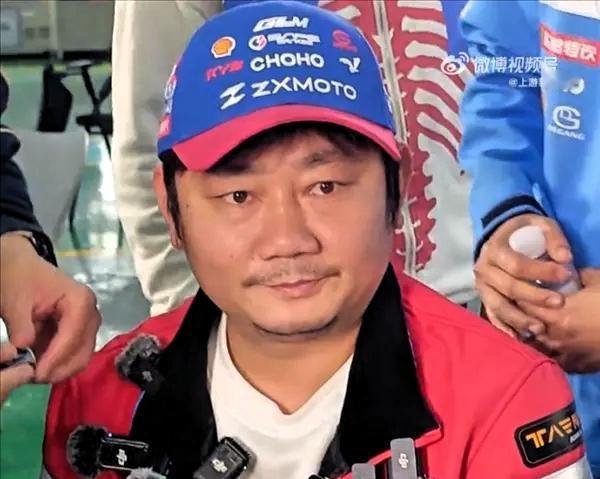 张雪在德比斯的比赛中使用的机车出现了故障，导致他无法完成比赛。

赛后张雪也第一