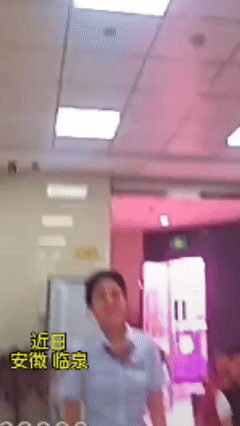 “赔”大了！女子发现丈夫藏起来的私房钱，一数足足50张美金，于是跟丈夫争吵，事后