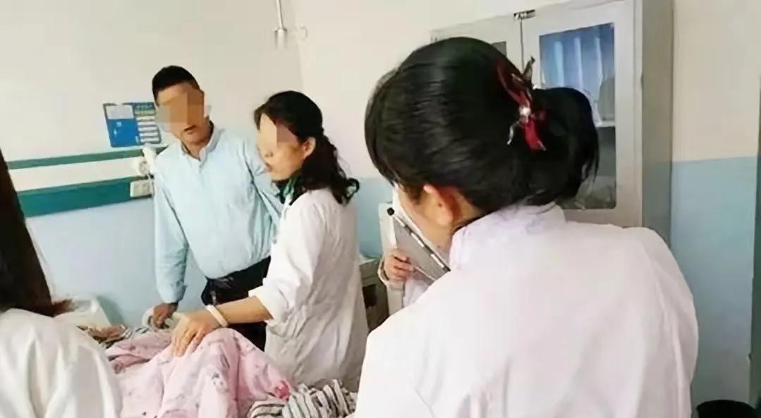 湖北，一女子怀孕8多个月去医院产检。她跟医生抱怨道：“宝宝踢我肚子可带劲了！”结