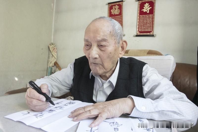 钱学森的学术贡献堪称震古烁今。在空气动力学领域，他与卡门共同提出的“卡门 - 钱