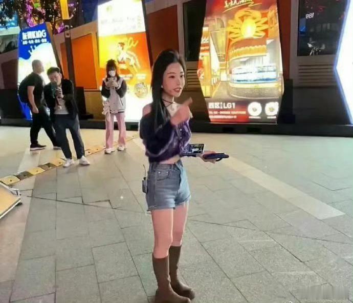 五年前，她与刘宇宁同为网红入娱乐圈。如今刘宇宁崭露头角，而她却似又回到原点，令人