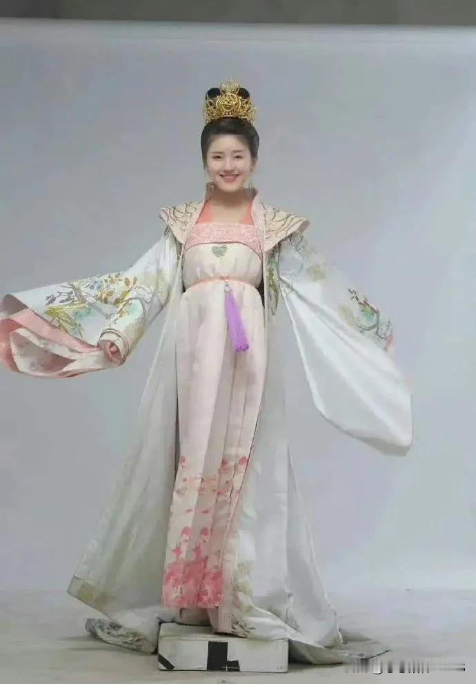赵露思这个时期真好看，圆润娇俏，让人喜欢。比起白幼瘦的审美，我更喜欢女孩子这种自