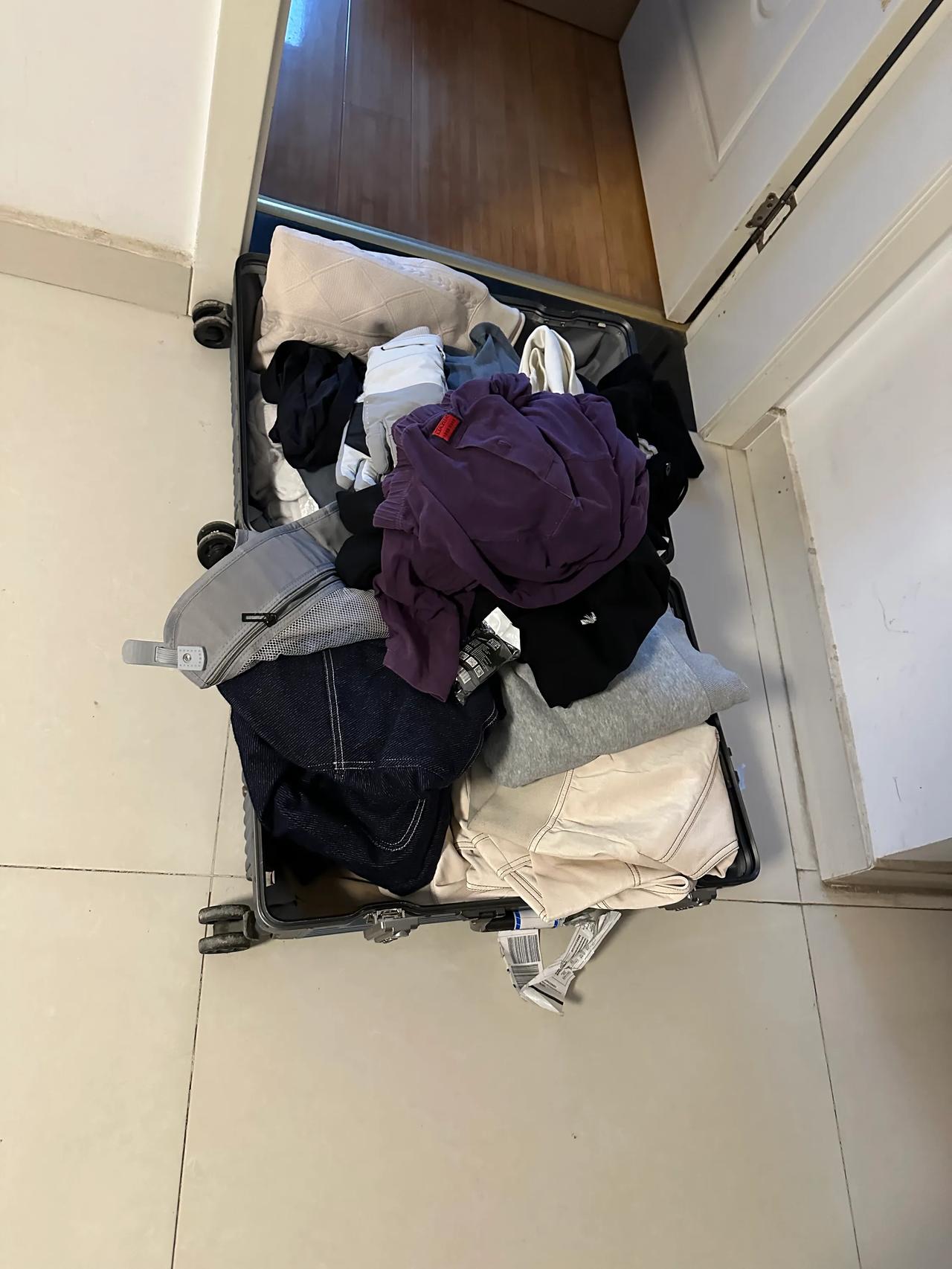 你们家孩子回来也是这样吗？
老二从学校回来，
箱子就这样一扔，
里面的臭袜子都有
