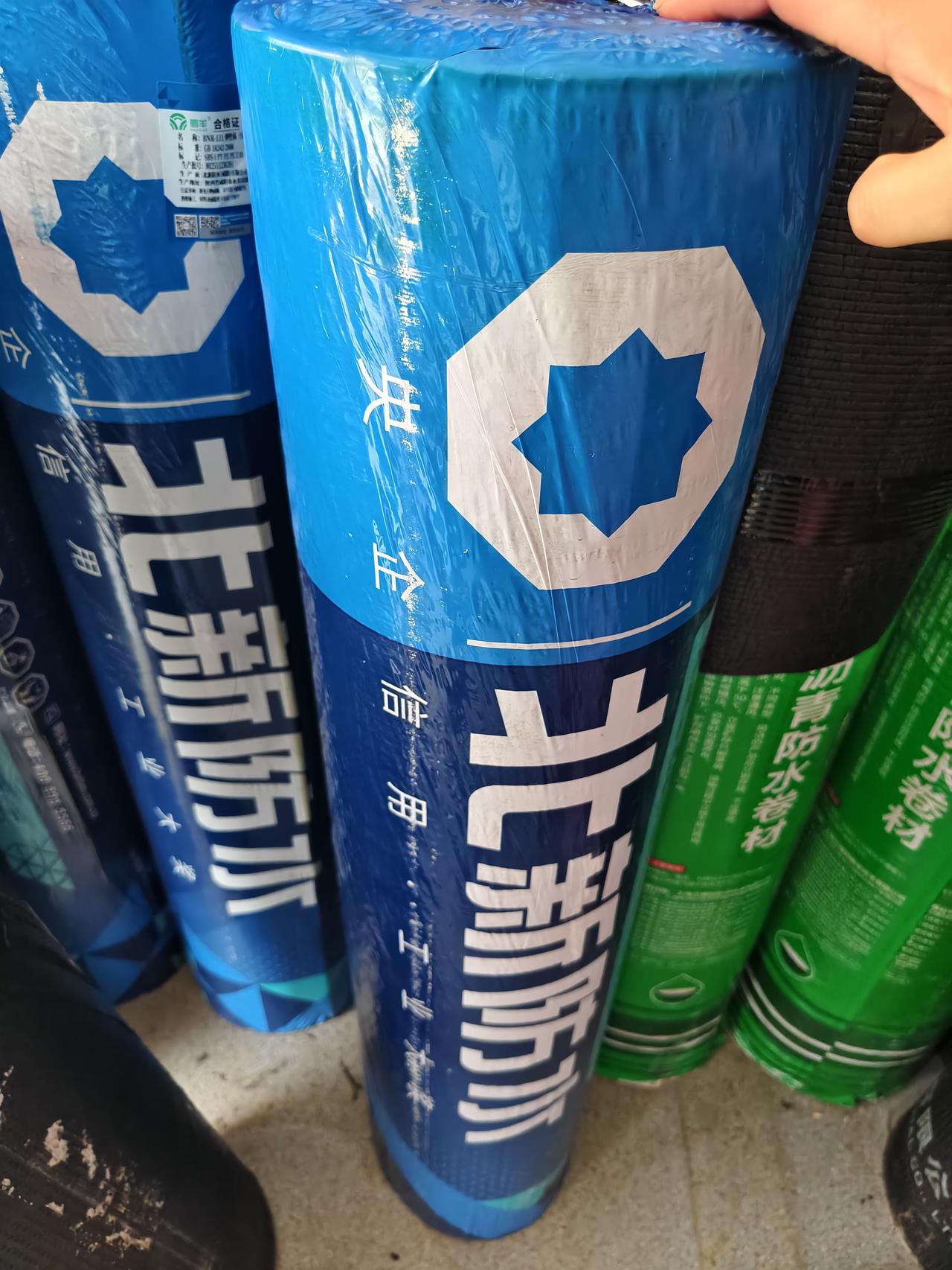 昨天，我去运城市盐湖区西花园后门那条街买防水材料，被一家老板娘给蒙了！

我去小