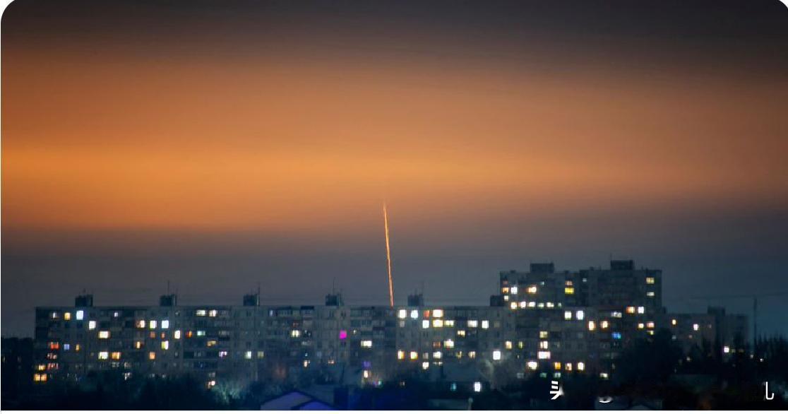 俄罗斯对基辅发动了大规模导弹和无人机袭击，多个地方传来爆炸声，并导致多个地方停电