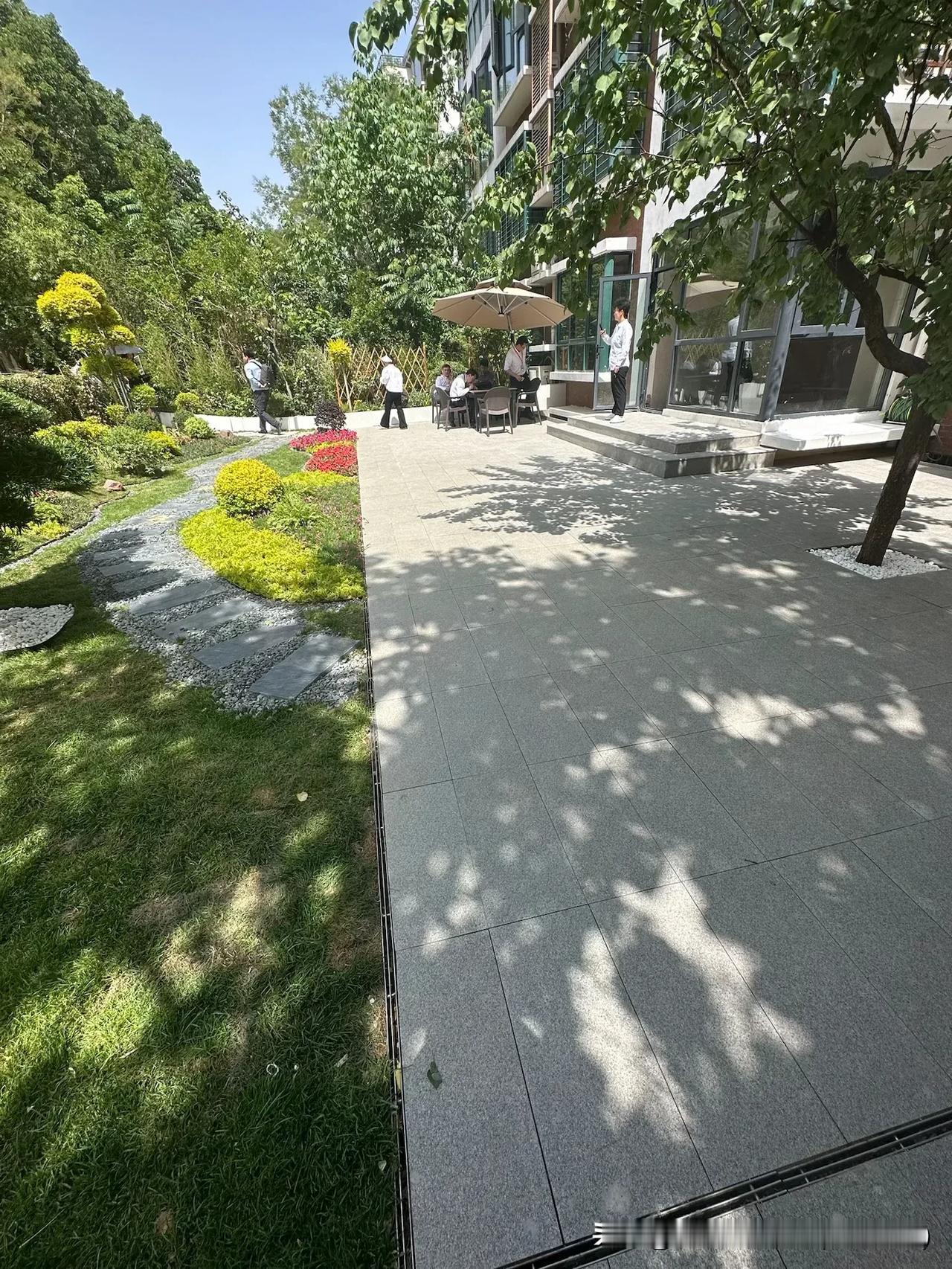 郑东新区熙地港旁 超大院子，
​之前精装，业主敲成了毛坯，
​166平四房两卫，