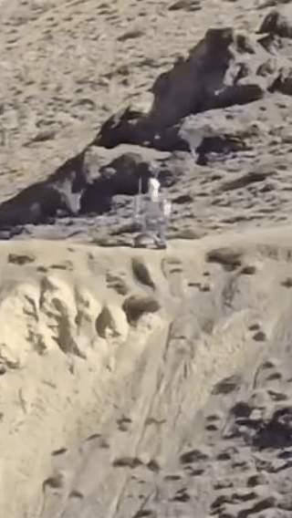 印:你们看见了吗 阿中被我打怕了 就扔个大铁疙瘩在那  连个站岗放哨的都没有
俄