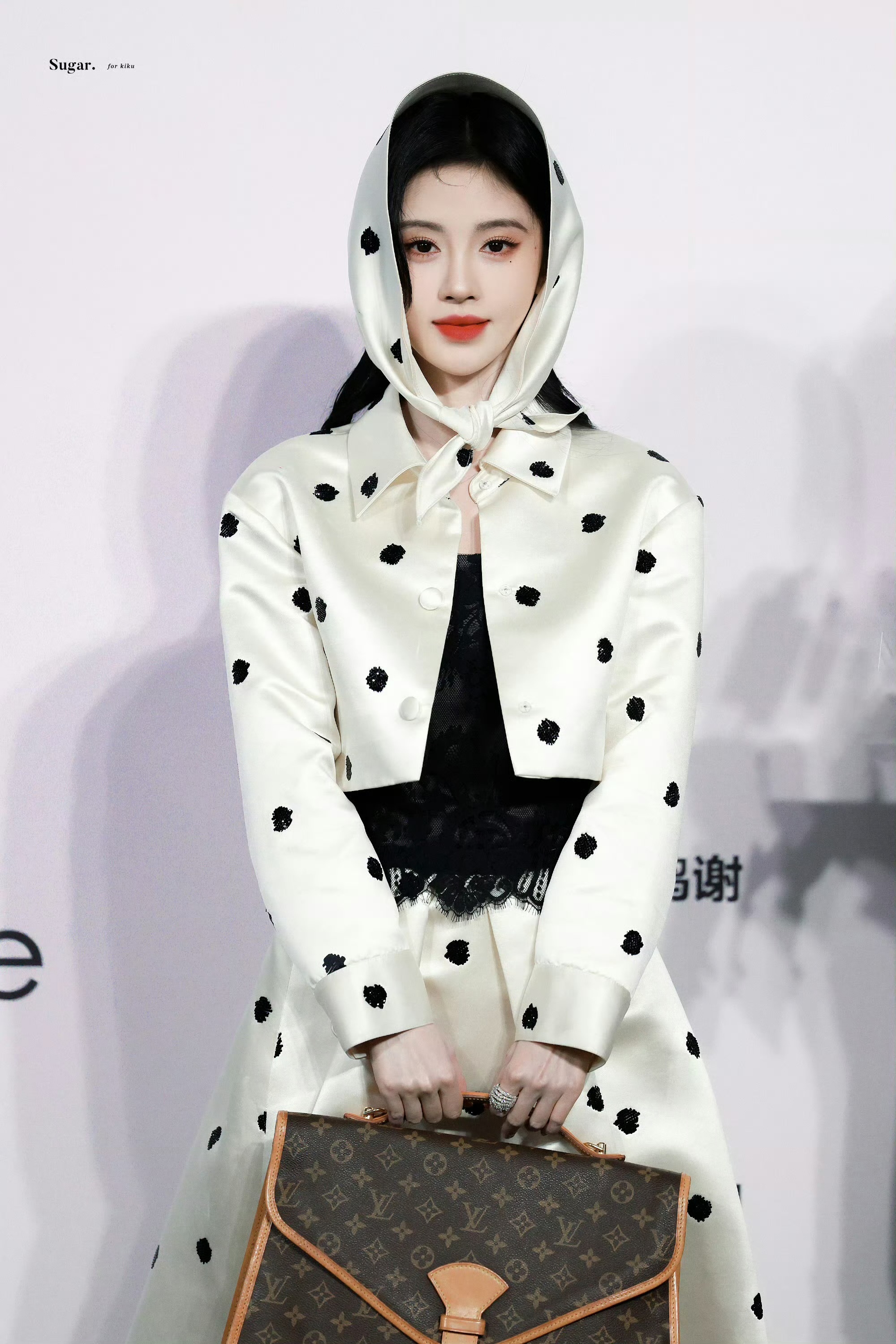 娱乐鞠婧祎波点小黑裙鞠婧祎复古波点黑裙 太美啦 