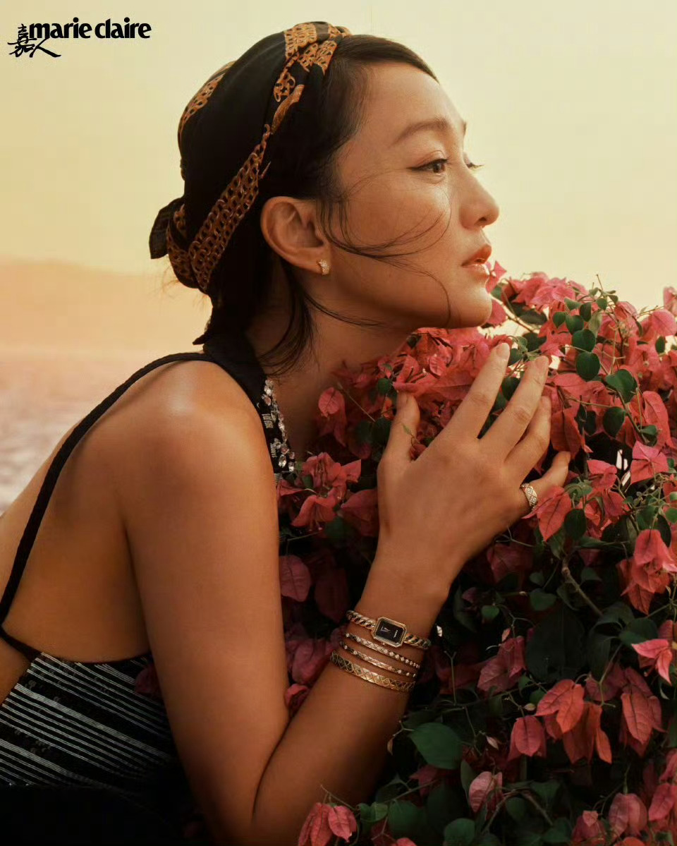 周迅裸背大片 | 清冷破碎感拉满，一道脊线勾勒山峦起伏，光影游走于玉背，吊带松垮