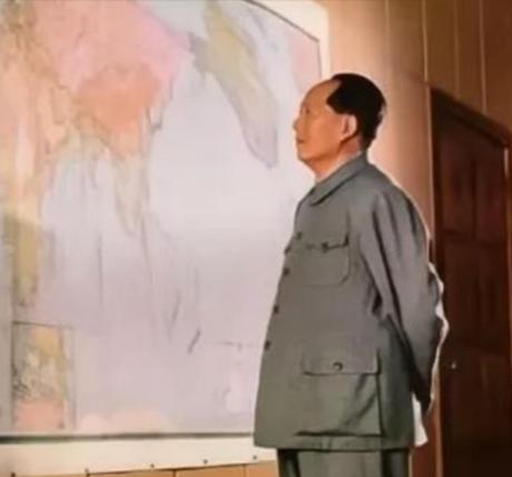 1951年，十万志愿军陷入美军重围，彭老总向毛主席紧急求援。主席苦思三小时回了八