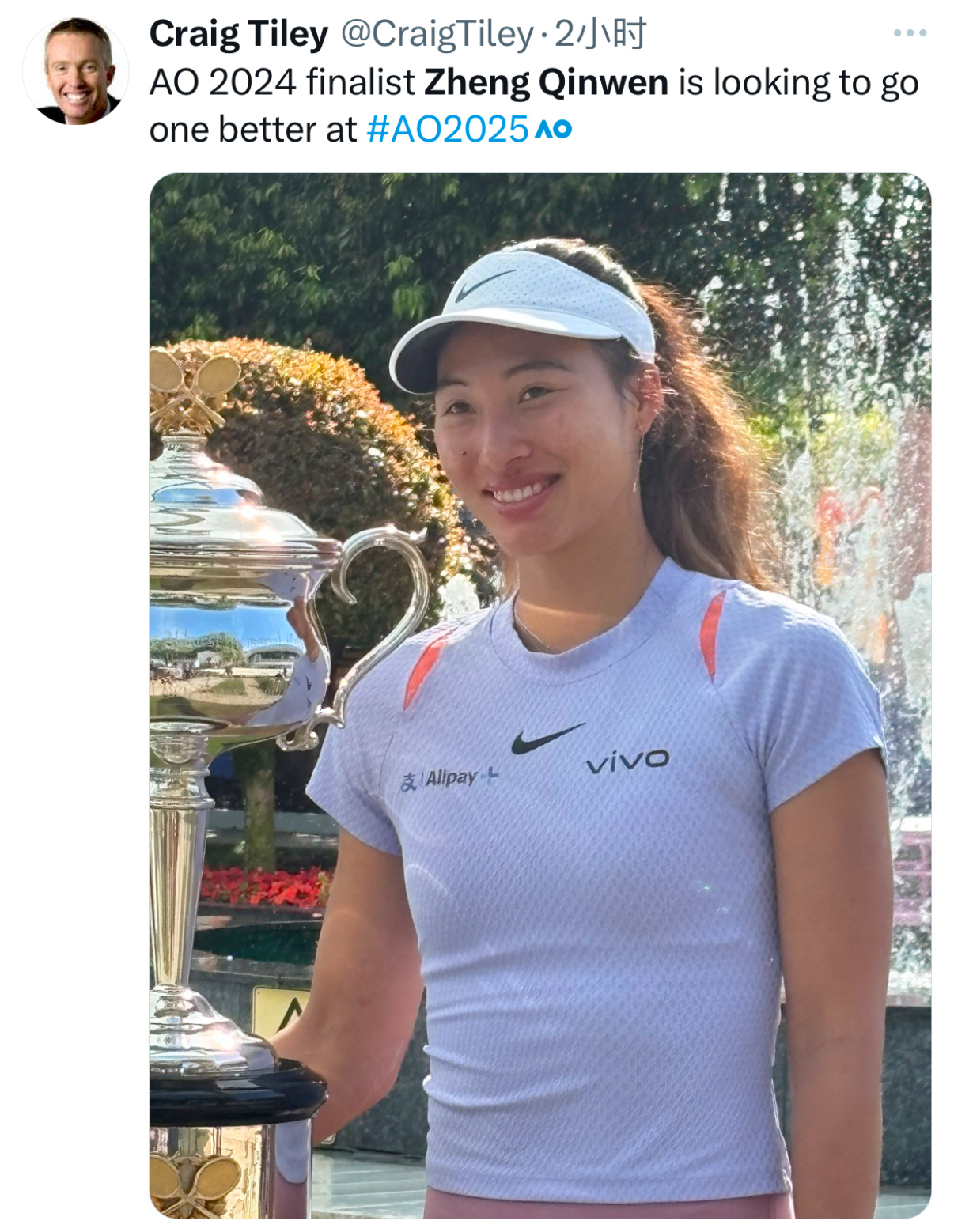 澳网赛事总监克雷格·泰利今早Po出郑钦文与达芙妮杯的合影[求关注] 郑钦文与澳网