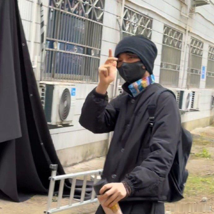 丁禹兮让粉丝安静不影响别人睡觉丁禹兮这一连串小动作 这个小丁好乖的吧！上班时一连