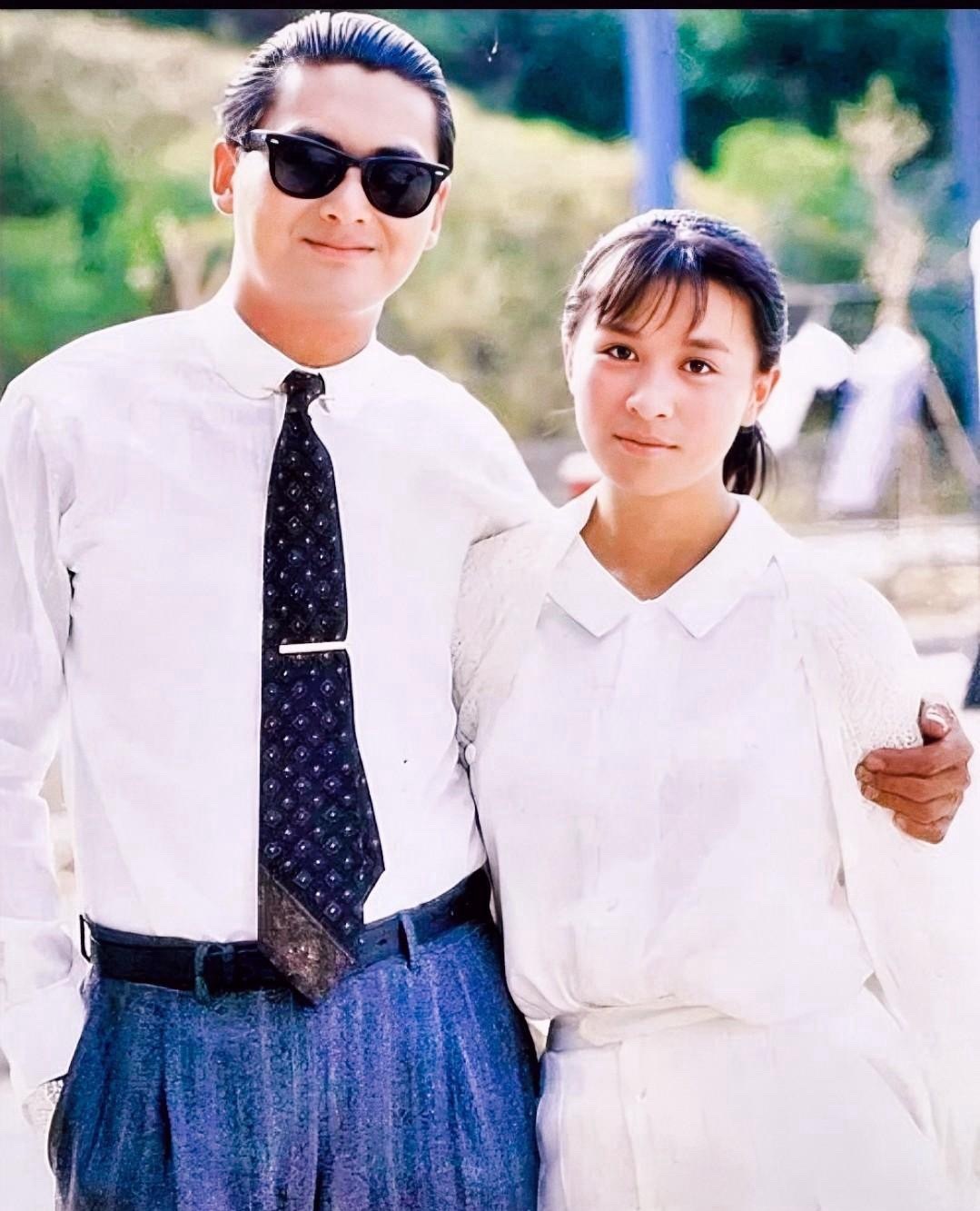 一九八五年，三十岁的周润发和二十岁的刘嘉玲的留影旧照，一个又帅又酷，一个青春灵动