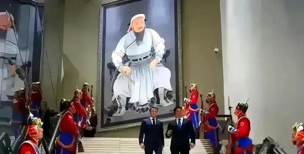 蒙古国的国家宫里为什么高高悬挂着成吉思汗？