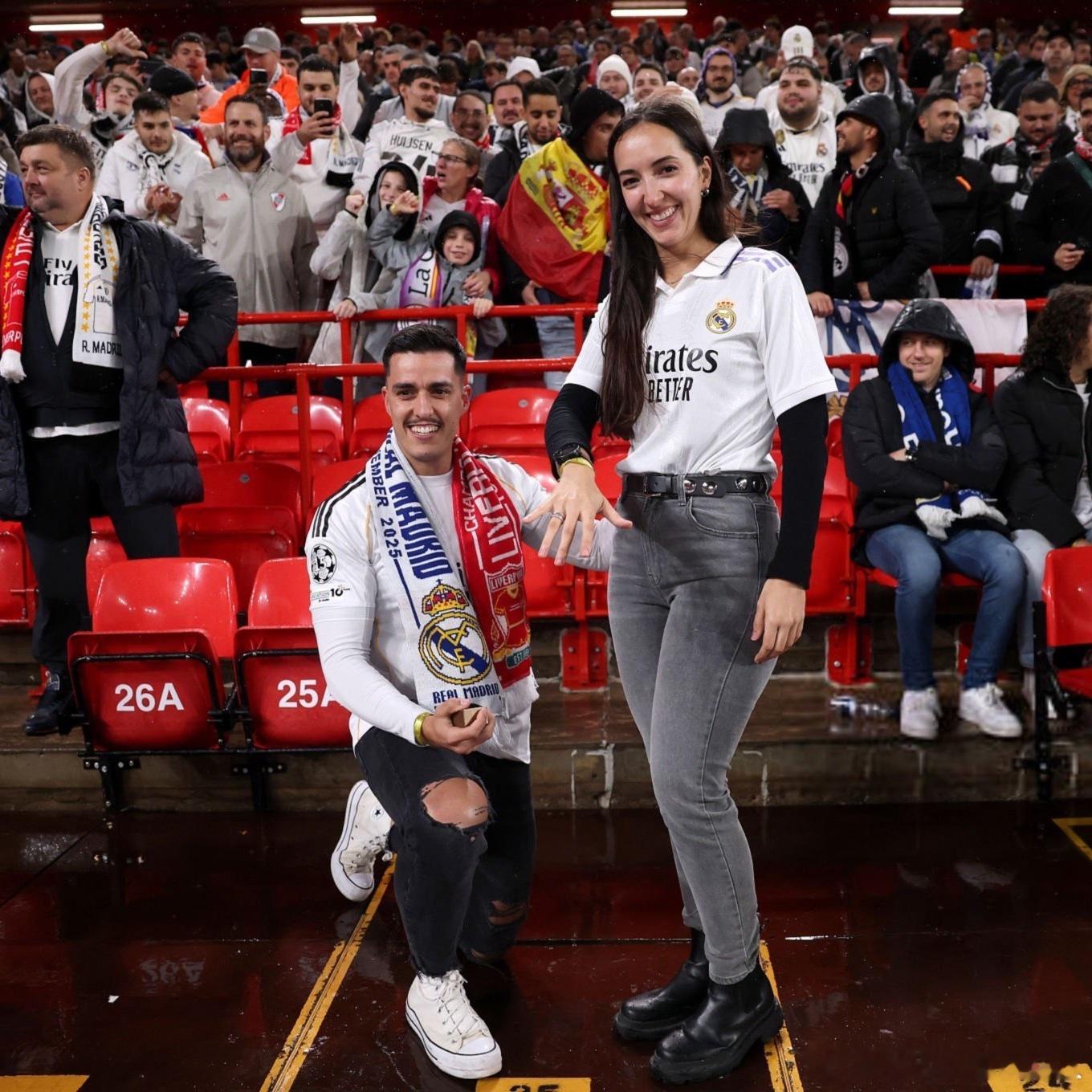 上场比赛刚有一对朋友在伯纳乌求完婚