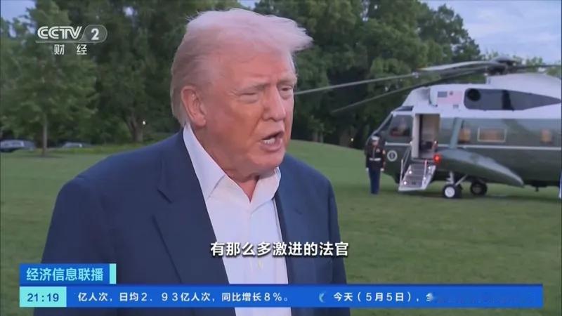特朗普的“恶魔岛”之行：一场无声的抗议。
特朗普的车队缓缓驶入旧金山湾的薄雾中，
