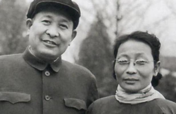 1947年2月，华野政治部副主任钟期光乘车外出途中，遭到6纵的几个伤员无故殴打。