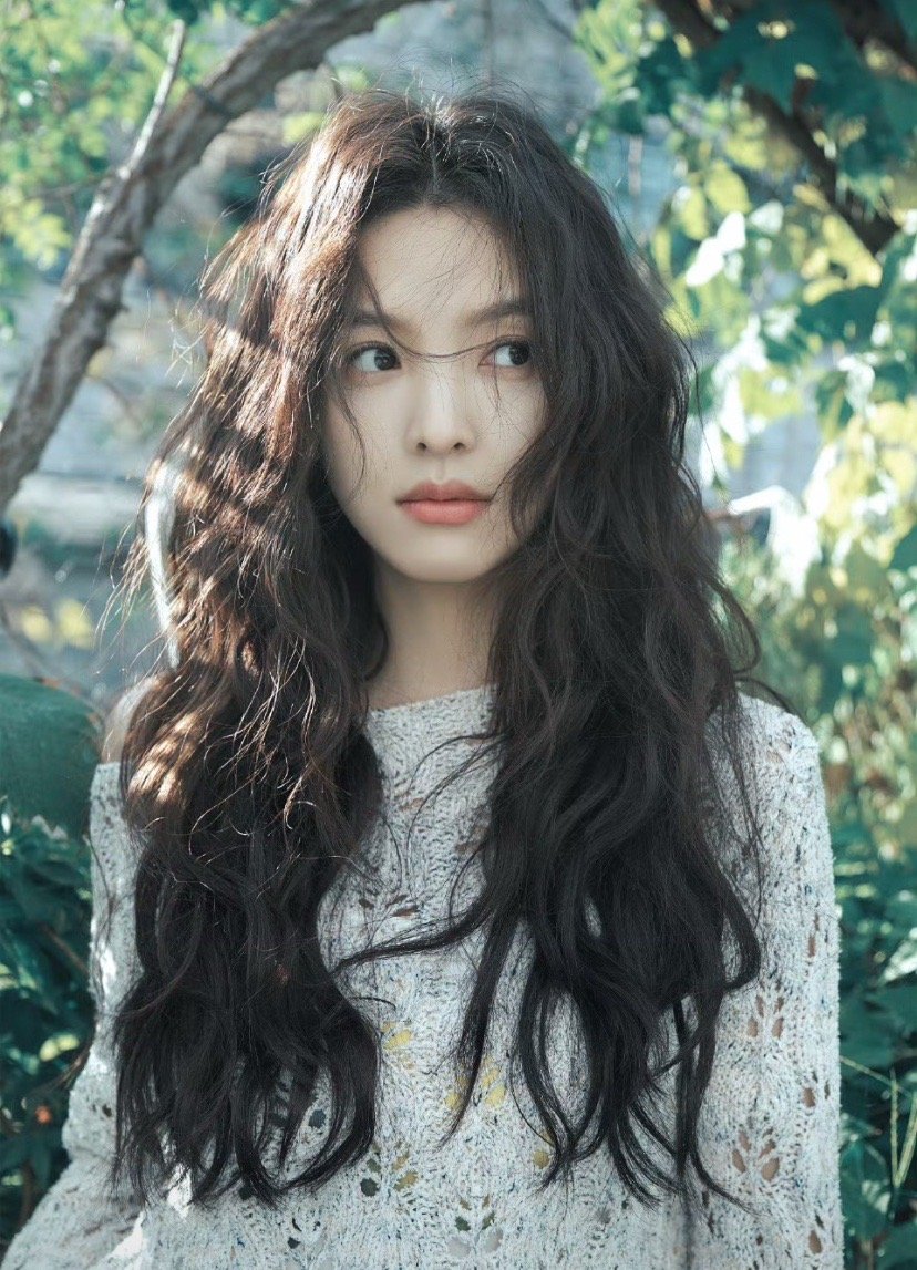 谁懂啊！章若楠的松弛感真的独一份🍃 镜头里的她没有华丽修饰，就站在林间光影里，