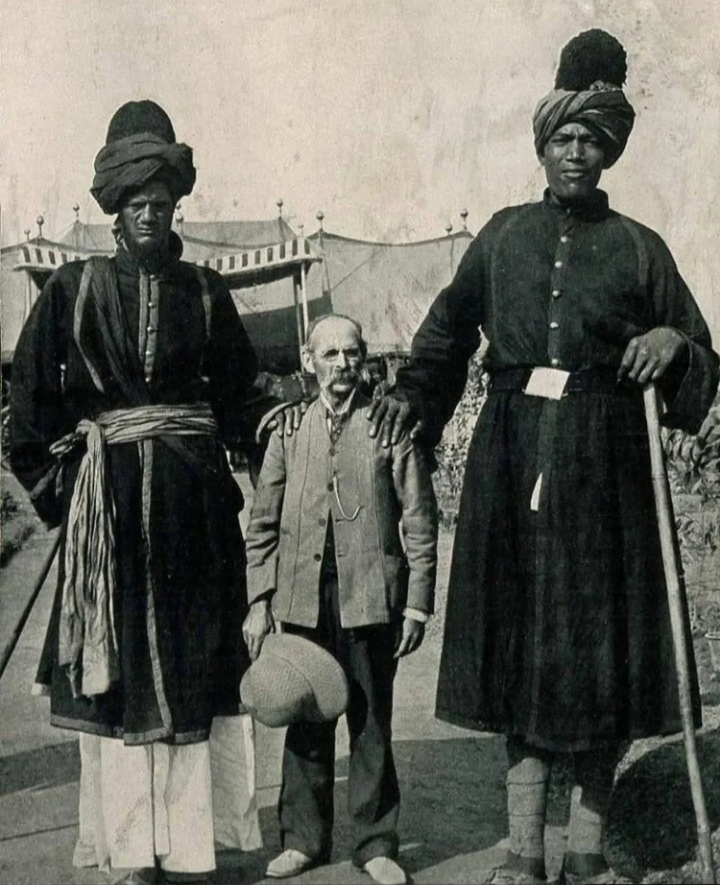 1903 年，印度Delhi Darbar的卫兵与一位美国摄影师合影。
