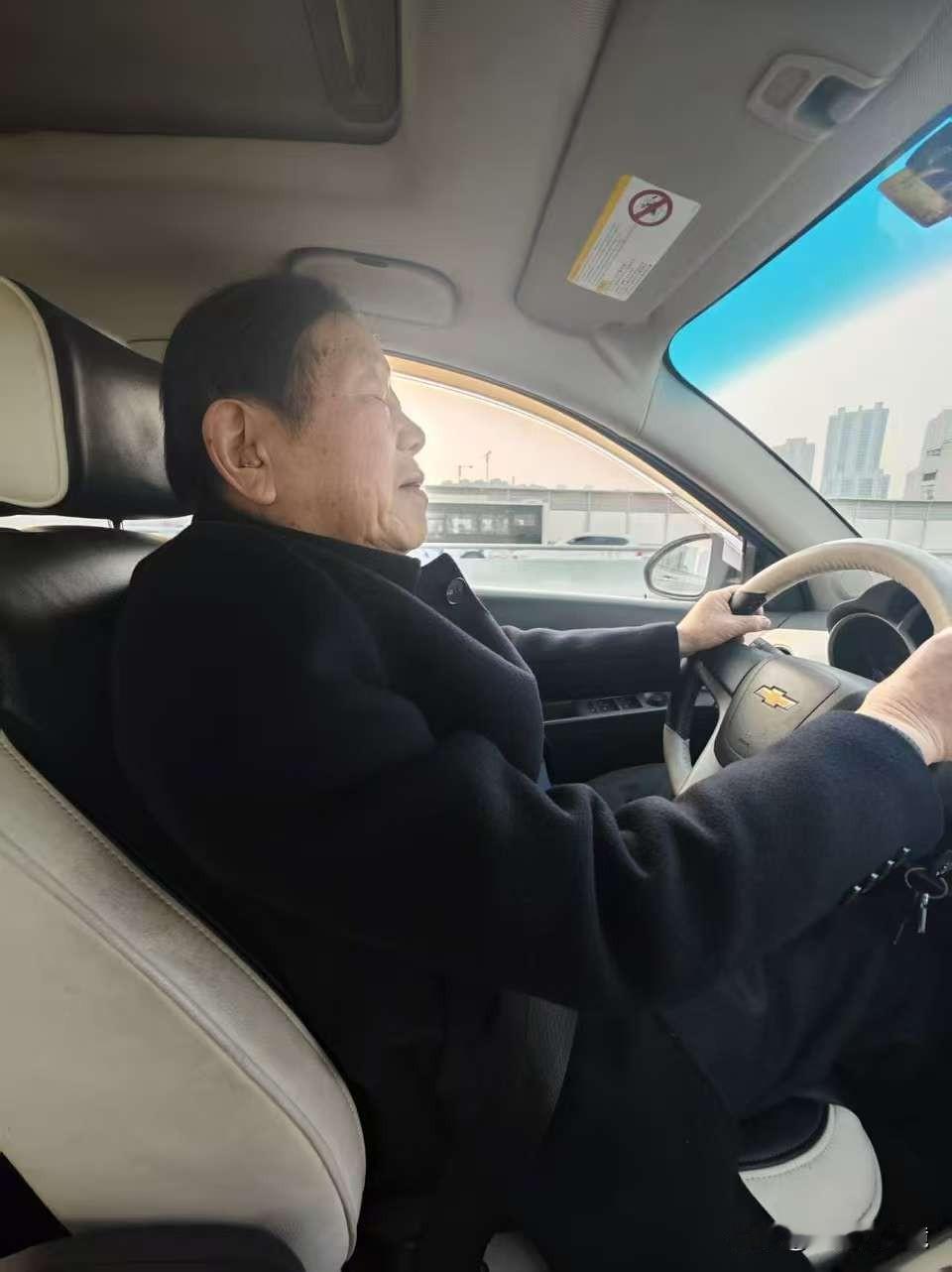 媒体哥们美意，今天上午与文学评论大咖黄自华兄结伴驱车去东西湖区巨龙湖生态园晒太阳