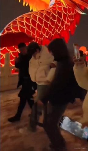 余宇涵差点儿滑倒 笑不活了家人们！余宇涵不狡猾就是单纯脚滑，冰面太滑惹的祸，壮汉