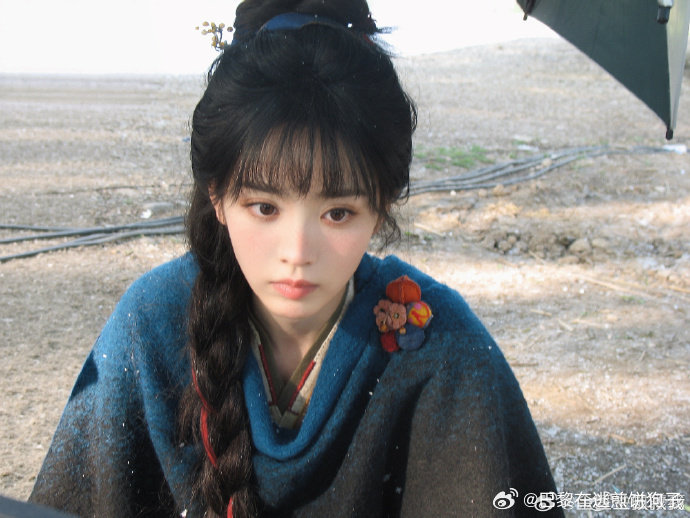 田曦薇拍了拍樊长玉阳光洒在身上的光影绝了！显得皮肤透亮，笑容也暖暖的，这组的光线