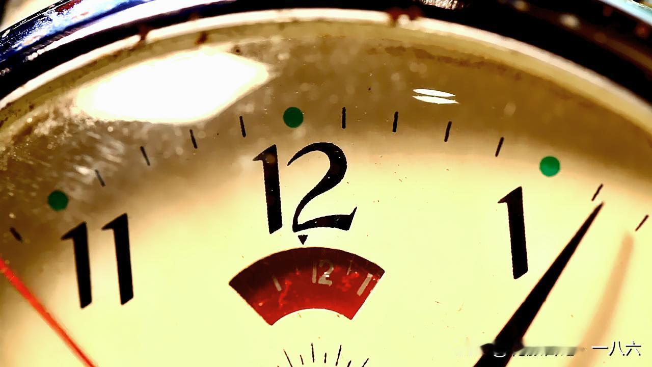 时间真的会“变形”？1971年这个实验，直接锤爆了我们的常识！
 
你以为时间对