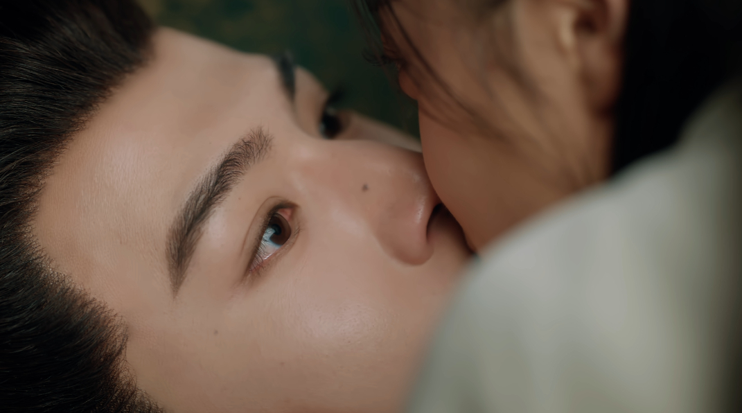 #度华年吻戏#度华年的床咚吻戏，张凌赫和赵今麦的激情表演，真的好想快点看到正片。