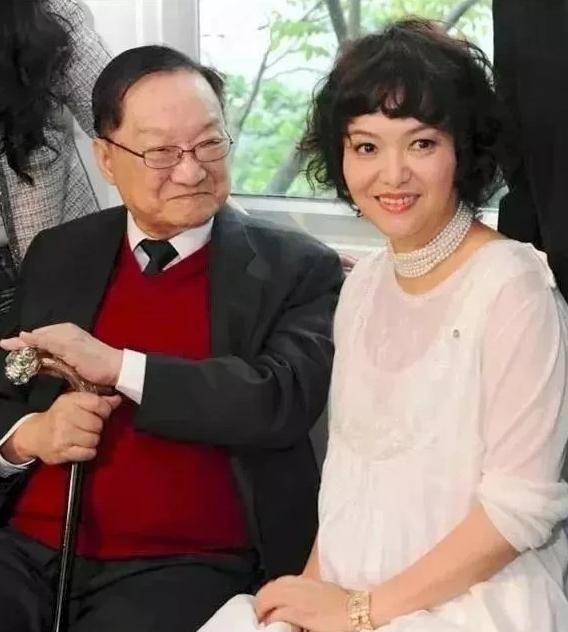 1966年的一天，金庸感到异常疲惫，决定去他常去的餐厅喝咖啡放松一下。在结账时，