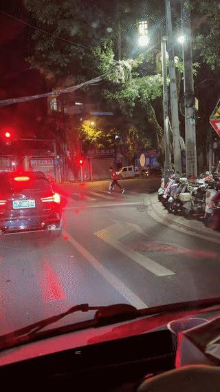 这小伙子真是“人生赢家”啊！
他骑着一辆电动车竟然载着三个女孩？
前面抱着两个？