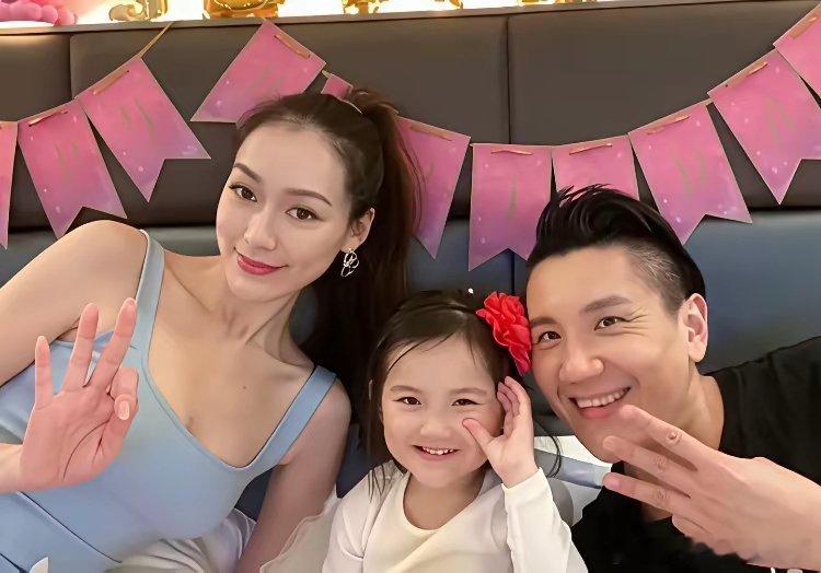 想不到秦汉儿子都51岁了，还娶了个肤白貌美大长腿媳妇，小孙女也7岁了，他非常疼爱