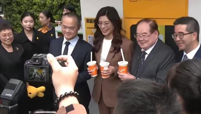 郑丽文结束南京之行，返回上海对美团无人机配送服务实地参观

6月8日下午，郑丽文