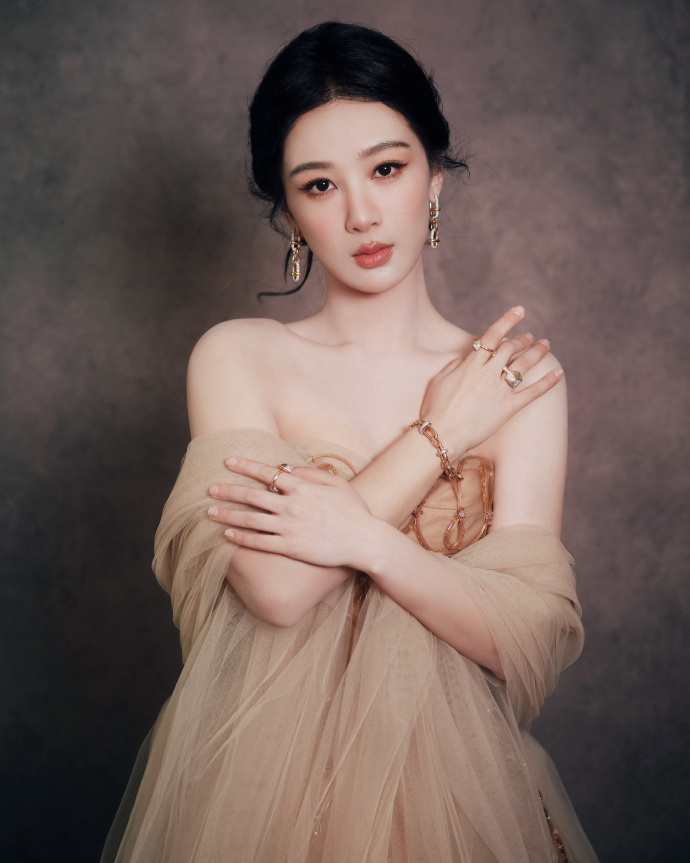 杨紫神性杨紫的眼眸里藏着夏的笔触杨紫神性，杨紫的眼眸里藏着夏的笔触，谁懂一张图就