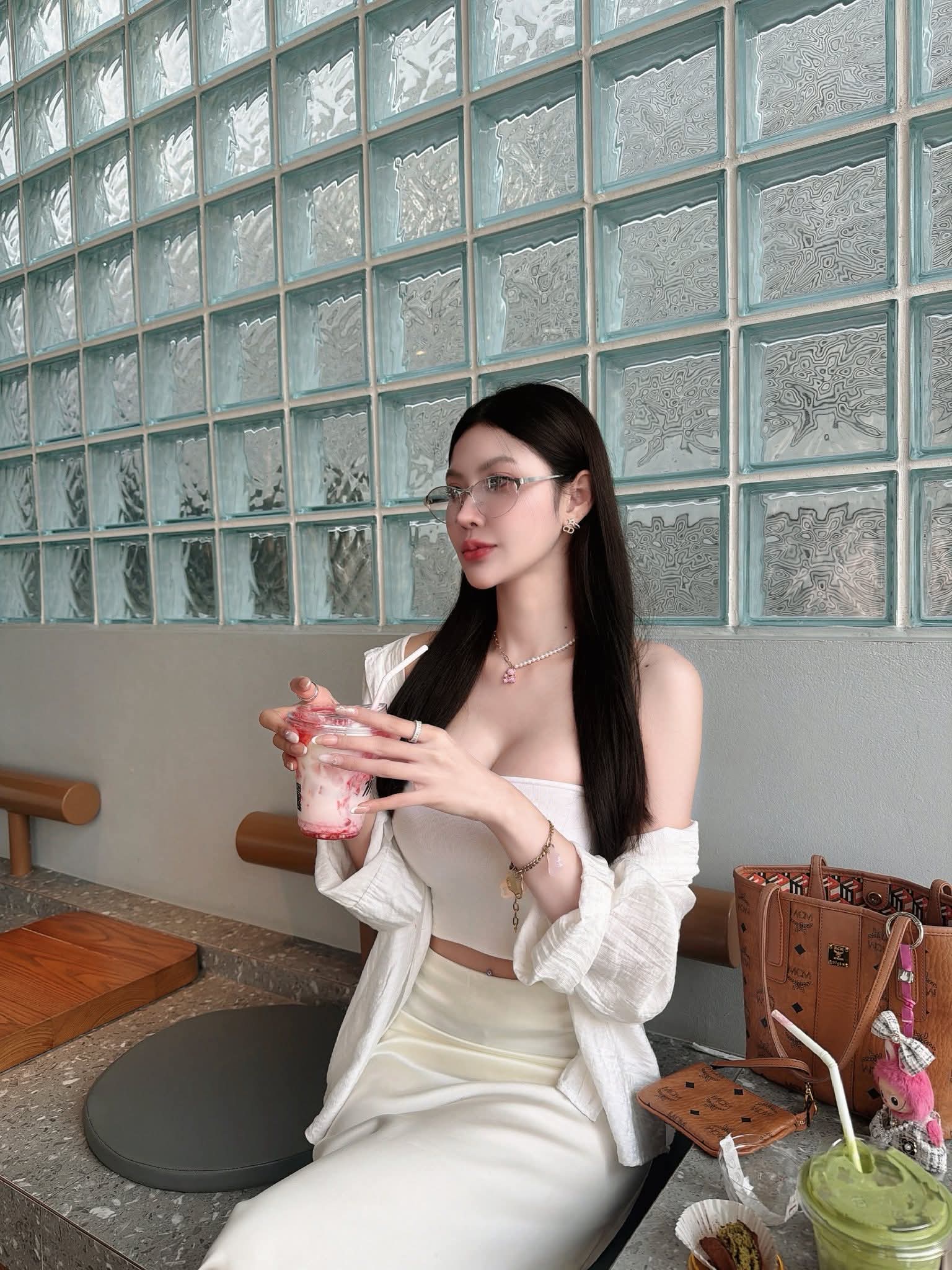 感觉自己也是不够欲了。🐖。所以，你们眼里的欲姐，是什么样子的标准呢？...